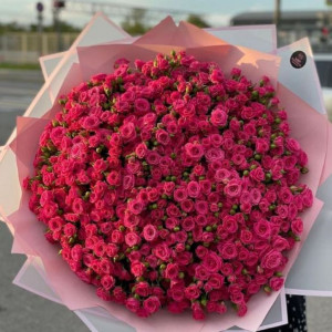 101 яркая кустовая роза в стильной упаковке