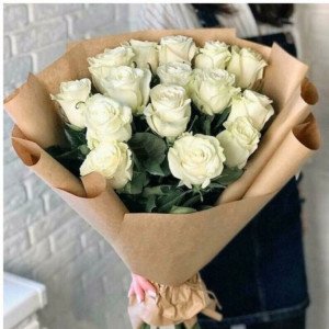 Букет 13 белых роз в крафте