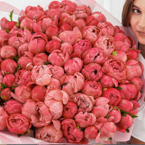 Яркий букет из 101 кораллового пиона в упаковке